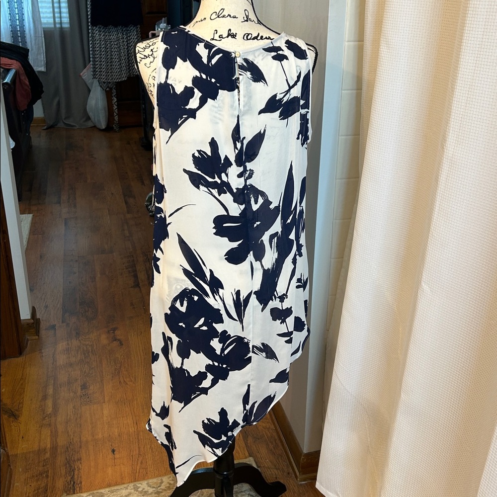 White House Black Market Navy and White Floral Blouse, Large, Sleeveless - Picture 3 of 6